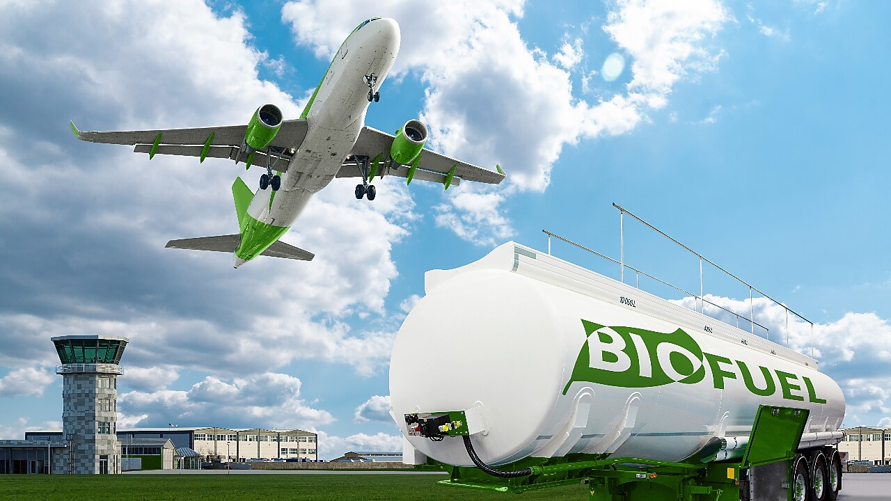 Cisternă albă pe care scrie Biofuel și un turn de control aerian în plan secund