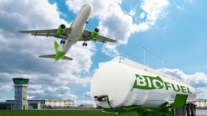 Cisternă albă pe care scrie Biofuel și un turn de control aerian în plan secund