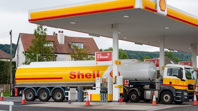 Cisternă Shell care alimentează la o stație de alimentare situată într-o zonă rurală plină de verdeață