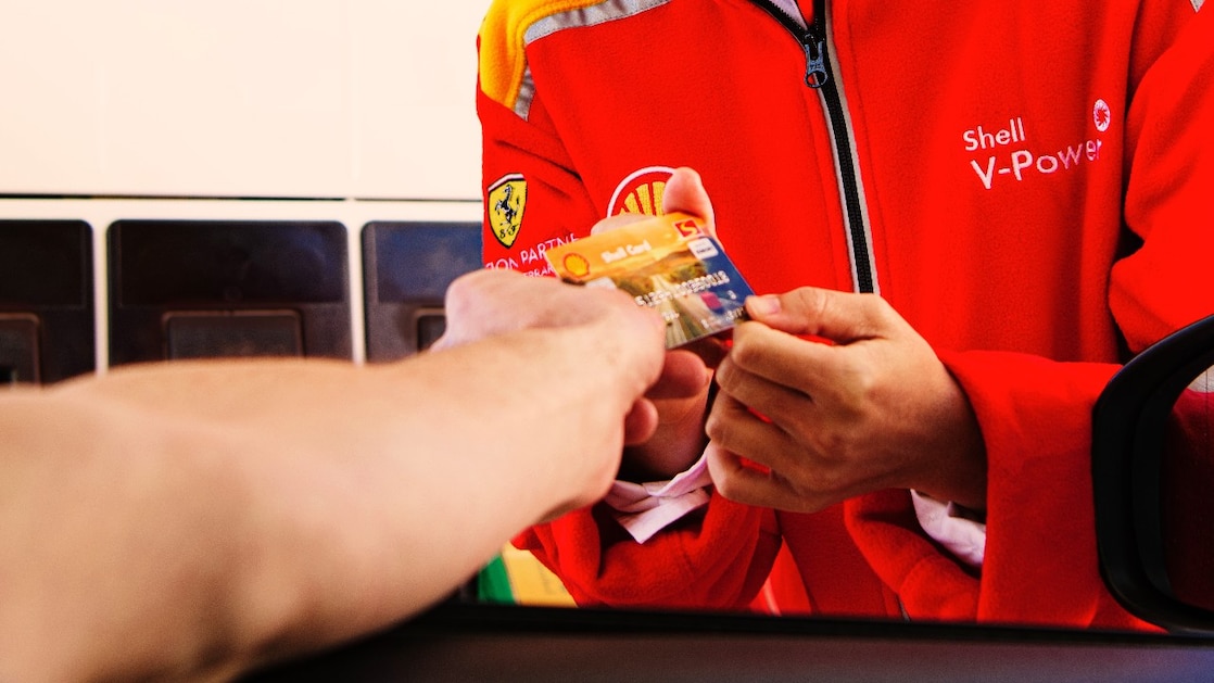 Lady paying by Shell Fuel card