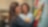 Două femei colege discută într-un birou modern. Una dintre femei scrie pe un post-it lipit pe un perete de sticlă, în timp ce cealaltă femeie zâmbește aprobator și citește.