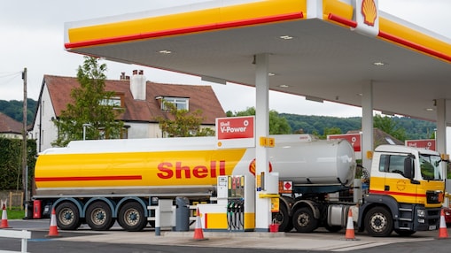 Cisternă Shell care alimentează la o stație de alimentare situată într-o zonă rurală plină de verdeață