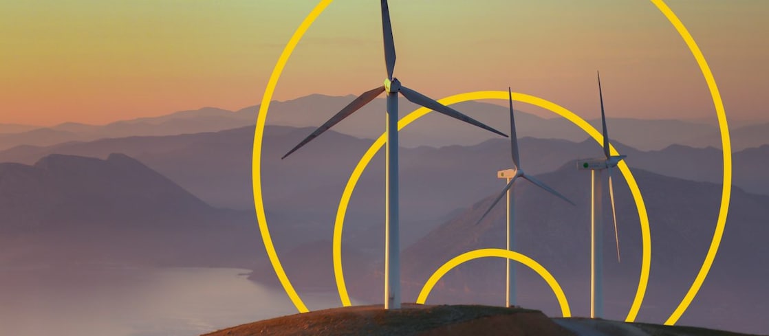 Fotografie cu trei turbine eoliene pe un deal, cu schița desenului Atingerea obiectivului de zero emisii nete