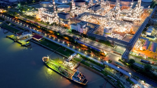 Port-terminal GNL văzut de sus în timpul nopții. Iluminat industrial feeric al terminalului.