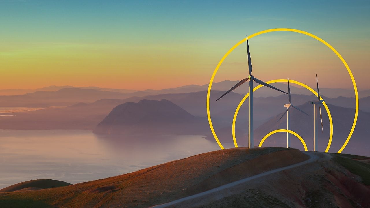 Fotografie cu trei turbine eoliene pe un deal, cu schița desenului Atingerea obiectivului de zero emisii nete