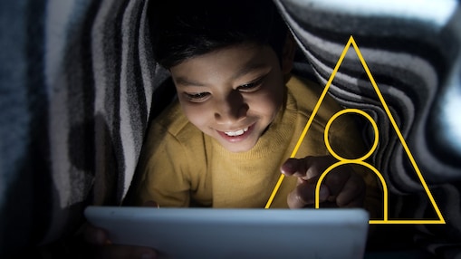 Fotografie cu un băiețel care se uită la o tabletă cu schița desenului Asigurarea energiei vieții