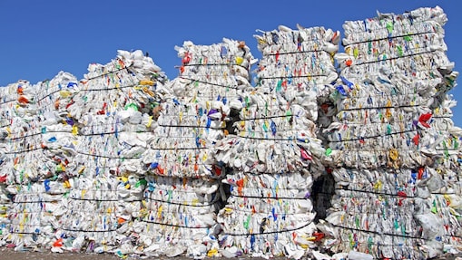 Stive de pungi de plastic într-o unitate de prelucrare a deșeurilor