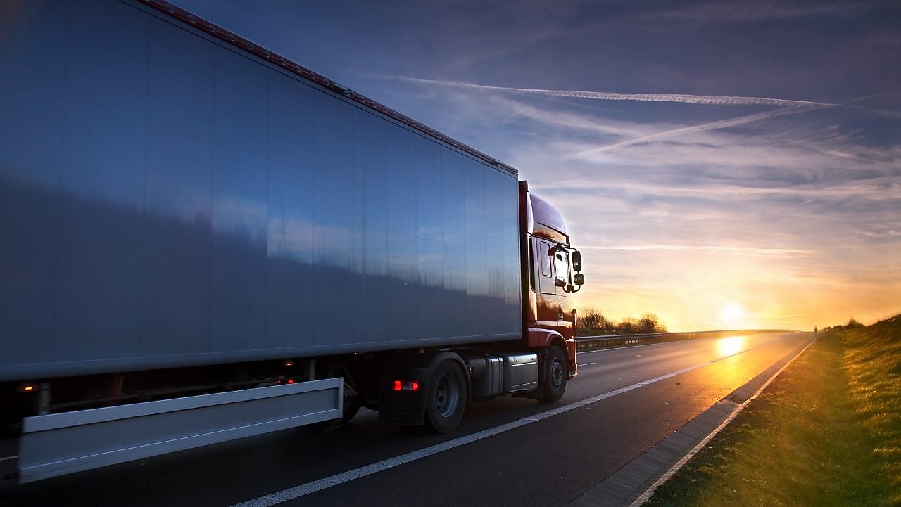 Tir care se deplasează în direcția apusului soarelui