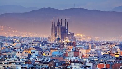 Catedrala Sagrada Familia din Barcelona, Spania, fotografiată la orele înserării