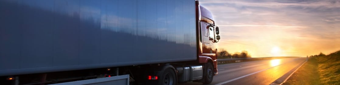 Tir care se deplasează în direcția apusului soarelui
