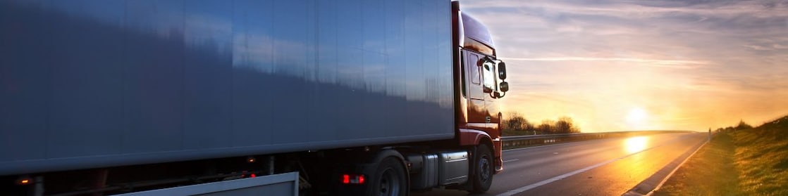 Tir care se deplasează în direcția apusului soarelui