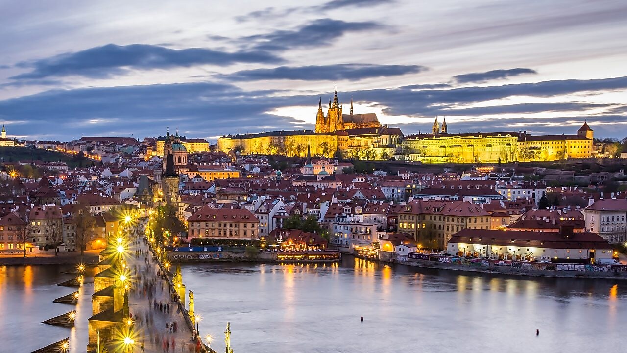 Podul Carol din Praga, Cehia, la orele înserării.