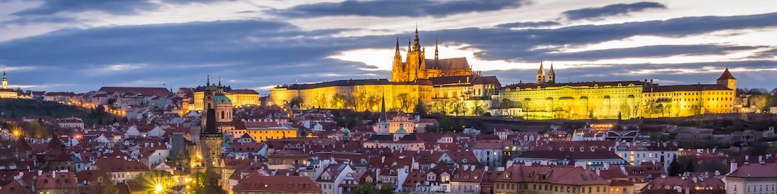 Podul Carol din Praga, Cehia, la orele înserării.