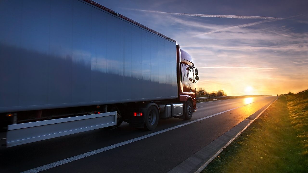 Tir care se deplasează în direcția apusului soarelui