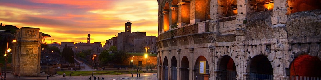 Apus de soare cu accente roz la Colosseum, în Roma