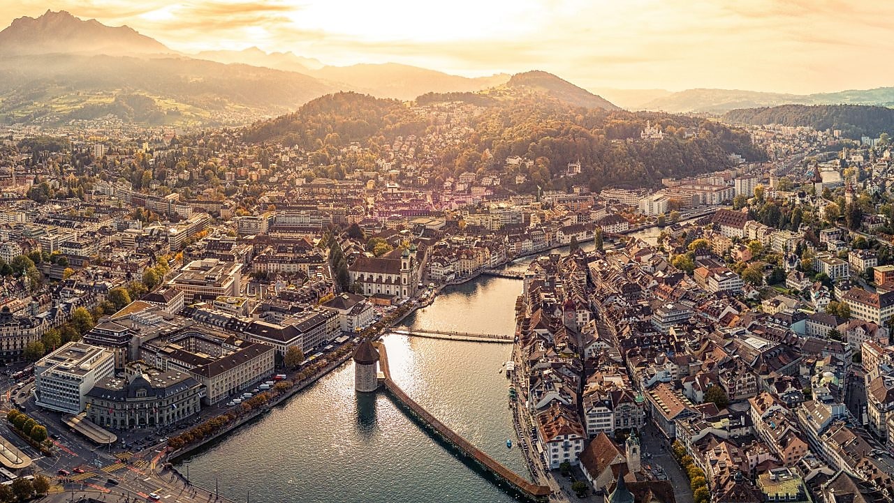 Vedere din aer a orașului Lucerna din Elveția.