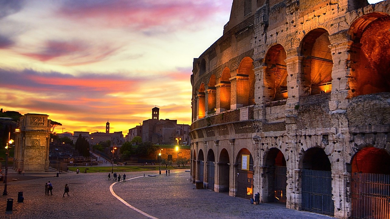 Apus de soare cu accente roz la Colosseum, în Roma