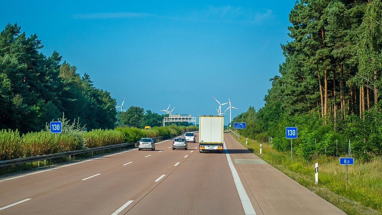 După activarea dispozitivului, instalați-l pe parbrizul vehiculului.