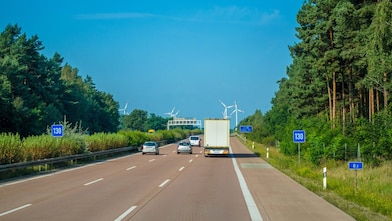 După activarea dispozitivului, instalați-l pe parbrizul vehiculului.