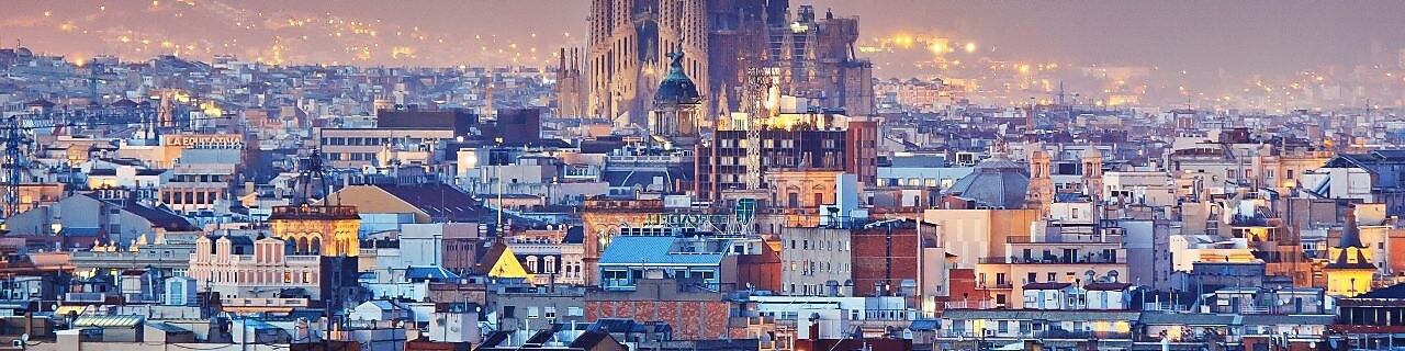 Catedrala Sagrada Familia din Barcelona, Spania, fotografiată la orele înserării