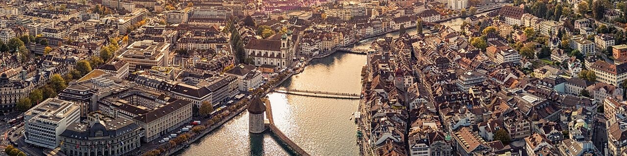 Vedere din aer a orașului Lucerna din Elveția.