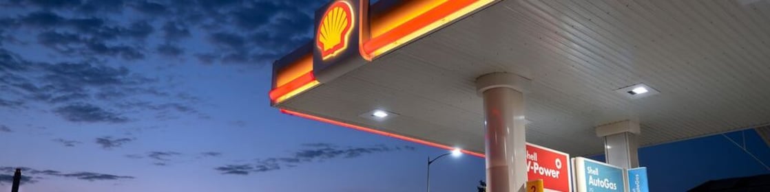 Fotografie nocturnă a benzinăriei Shell