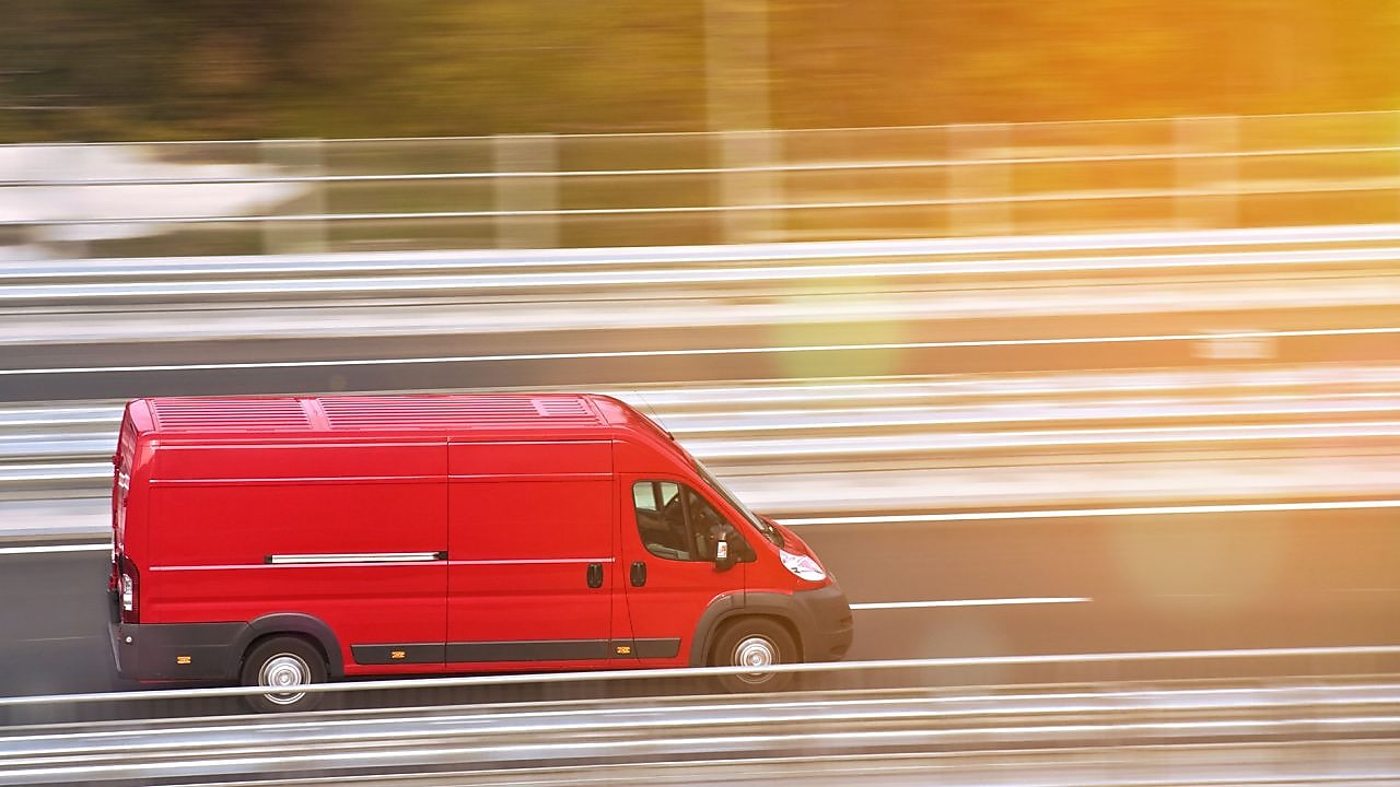 piros furgon az autópályán