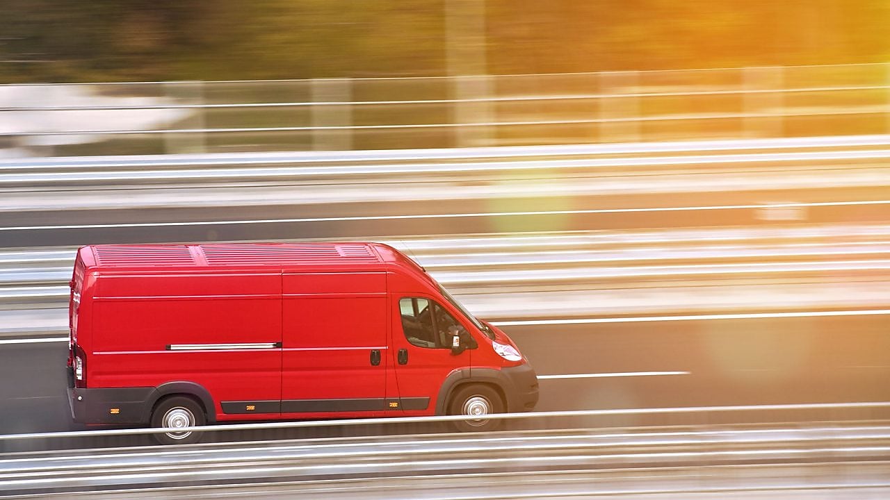 piros furgon az autópályán