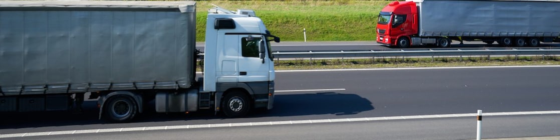 Camioane pe autostradă